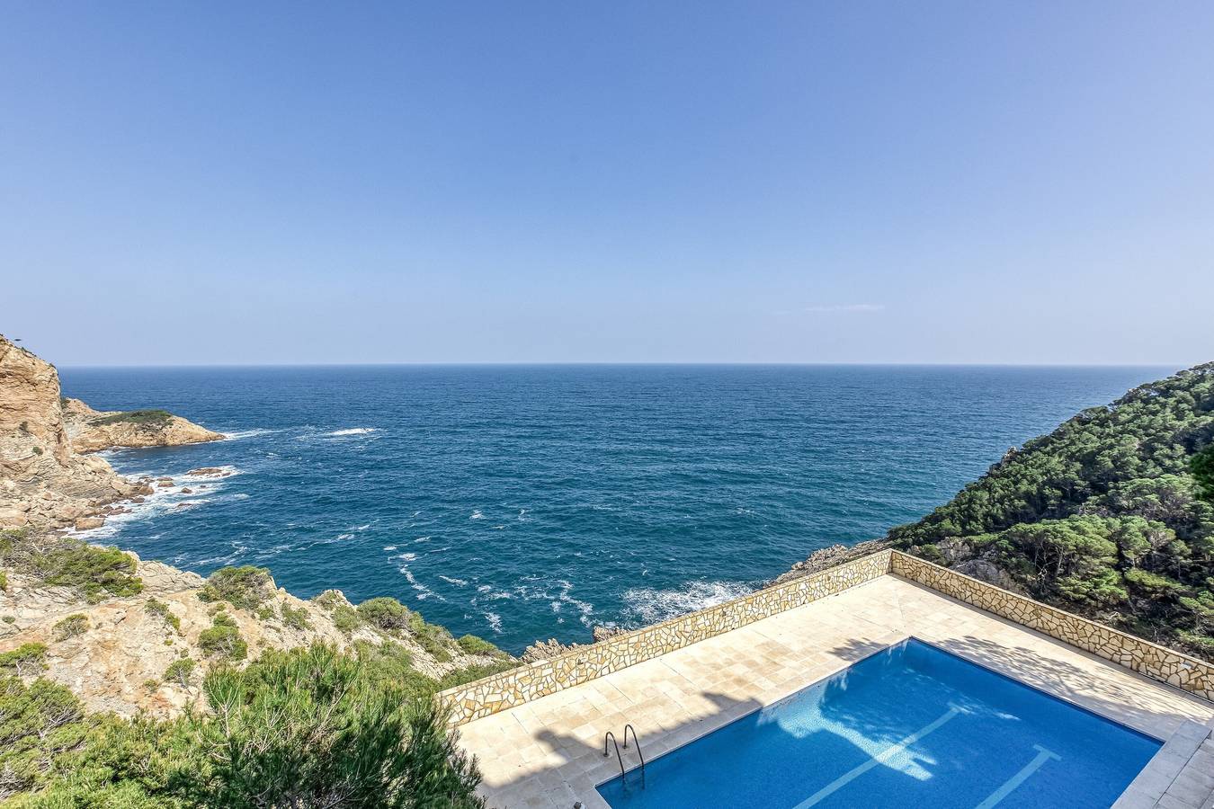 Monolocale intero, Icaros 4, monolocale nel sito più bello di Begur su una scogliera sopra il mare in sa Tuna, Begur