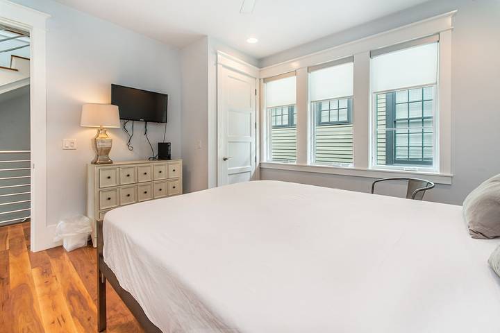 Vacation house for 10 people, with yard and pool as well as balcony in Rosemary Beach