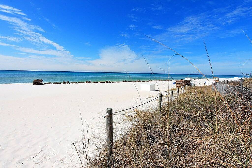 Ganze Wohnung, 🏖Beach Front~Two Pools~Tiki Bar~1Br + Bunks The Summit 1323 in Panama City Beach, Emerald Coast