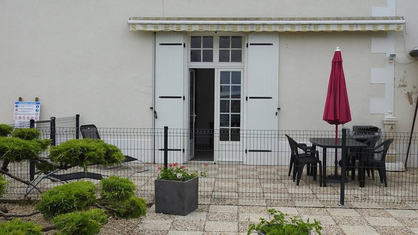 Gîte pour 4 personnes, avec piscine ainsi que terrasse et jardin à Vendeuvre-du-Poitou
