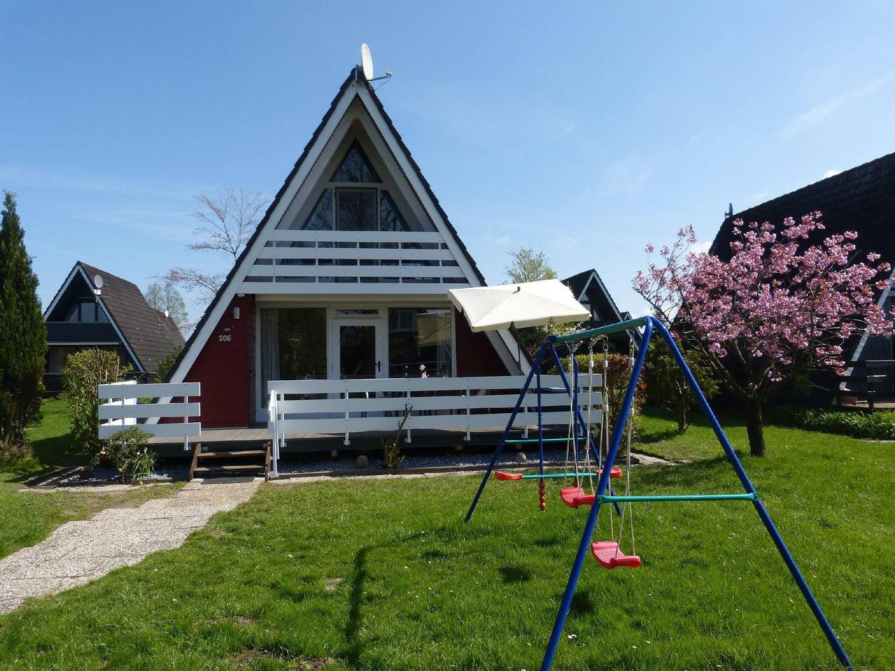 A relaxing holiday near a lake in a quiet holiday park in Fedderwardersiel, Butjadingen