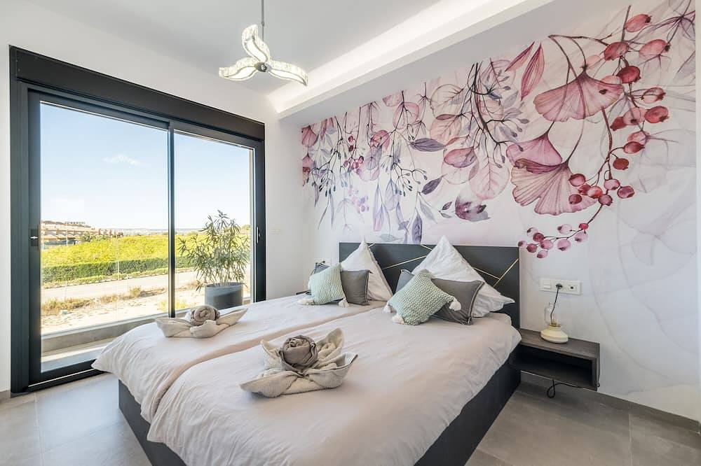 Villa 'Exclusive Modern' con vistas al lago, Wi-Fi y aire acondicionado in La Herrada, Los Montesinos
