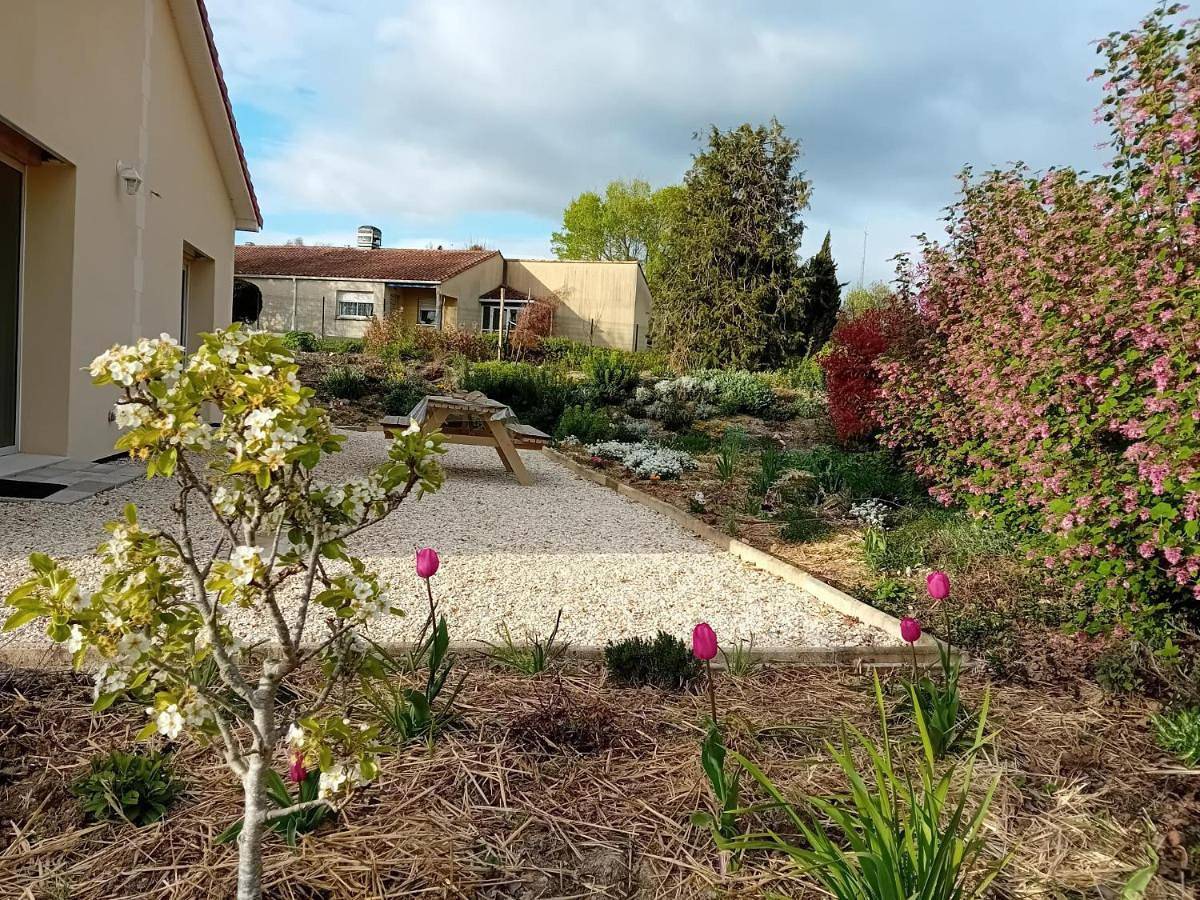 Appartement entier, One-Bedroom Apartment in Baignes-Sainte-Radegonde, Charente