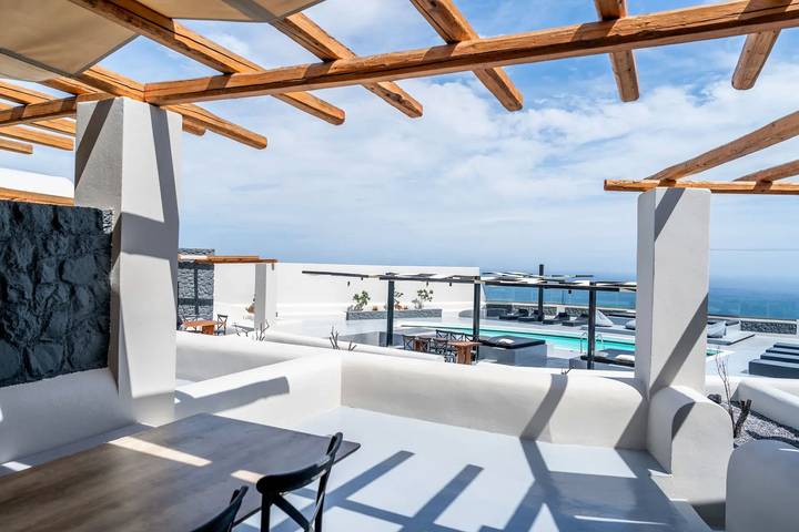 Villa for 3 people, with garden and ocean view as well as pool and terrace in Santorini
