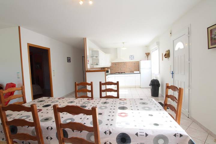 Gîte pour 7 personnes, avec terrasse et jardin, animaux acceptés à Les Moitiers-d'Allonne - 4