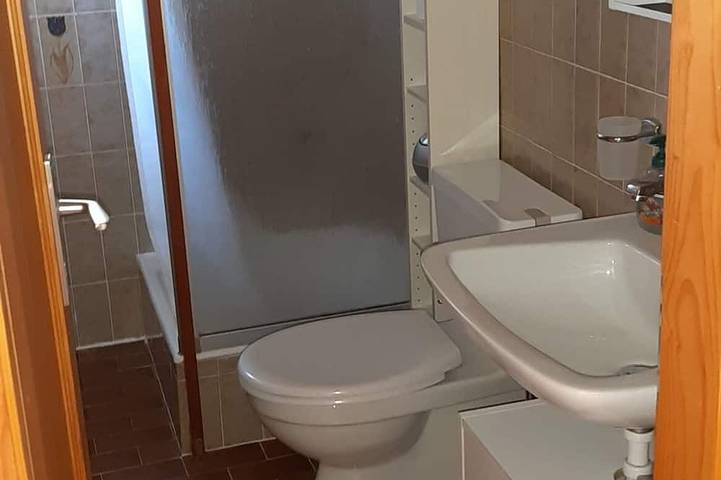 Ganze Wohnung, Außen: Wohnung für 2 Personen im Erdgeschoss, privater Garten mit Gartenmöbeln und schöner Aussicht, in Saint Luc, Anniviers
