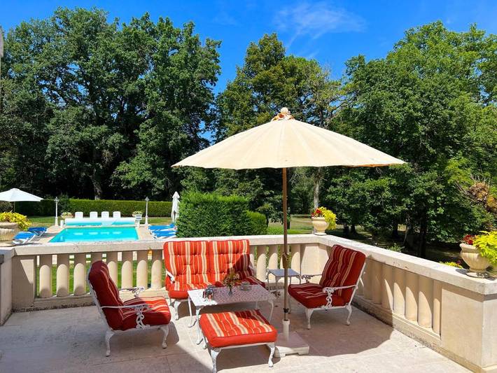 Location de vacances pour 3 personnes, avec Terrasse et Jardin ainsi que Piscine et Vue à Lencloître - 2