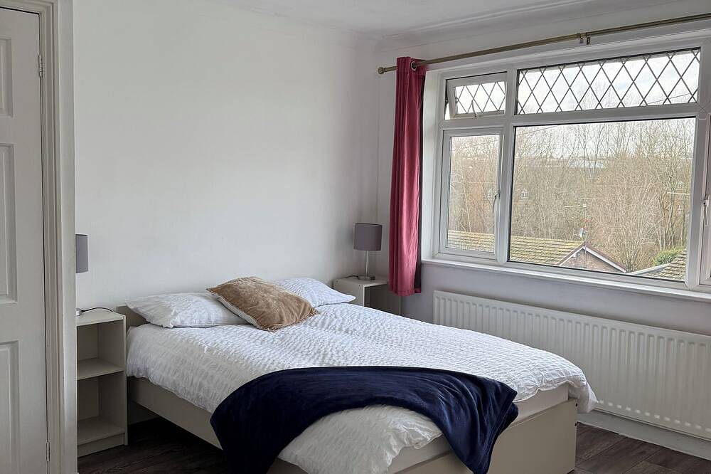 Stylish 3-Bed with Smart Tvs, Parking & Workspace in Kettering, Northamptonshire