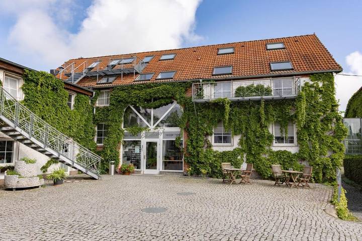Hotel, mit Terrasse und Garten in Barleben