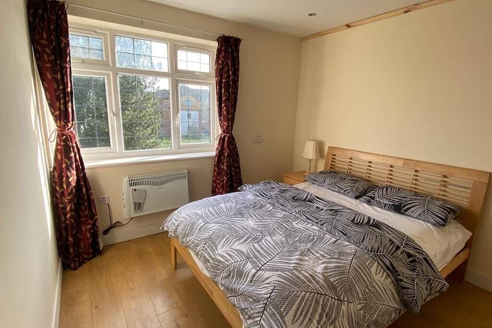 1-Bed unit 10 minute drive from Hellfire Caves in High Wycombe, Chiltern Hills