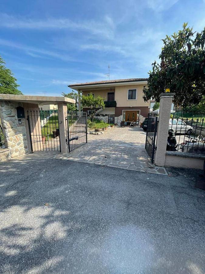 B&b per 4 persone, con Balcone e Terrazza nonché Giardino e Panorama a Monzambano