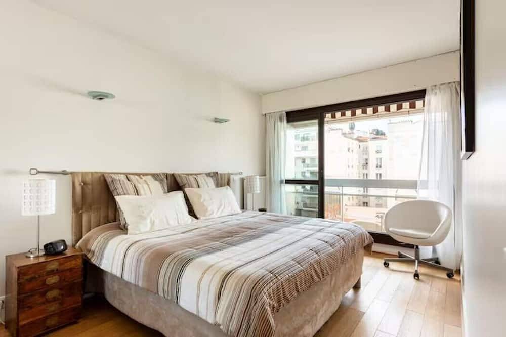 Entire apartment, Paris-Levallois apartment 4*: 2 bedrooms/6 people 68m2, parking, near  metro/bus in Levallois-Perret, Hauts-de-Seine