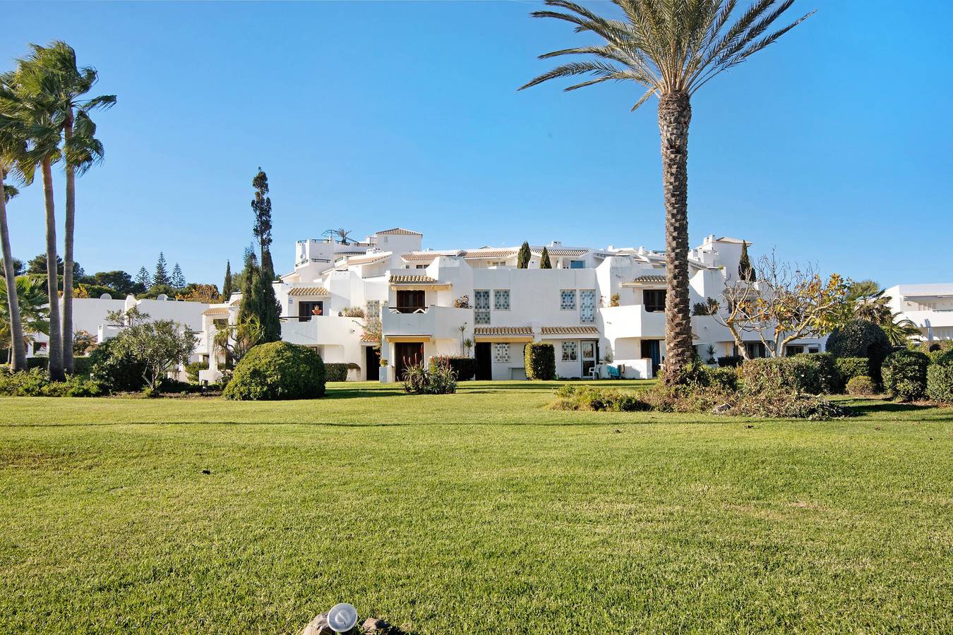 Apartamento entero, Apartamento Nautilus con vistas al mar, piscina, Wi-Fi, aire acondicionado y jardín in Alporchinhos, Porches