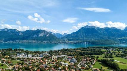 Parc de vacances pour 2 personnes, avec piscine et vue sur le lac ainsi que vue et jardin dans les Alpes francaises