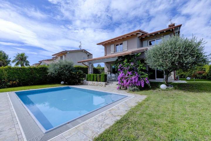 Villa pour 8 personnes, avec Balcon et Terrasse ainsi que Jardin et Piscine à Sirmione - 4
