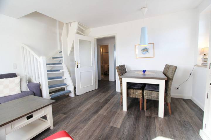 Ganze Wohnung, Moderne und helle Ober- und Dachgeschoss-Wohnung in Top-Lage in Wenningstedt in Nordfriesische Inseln (Schleswig-Holstein) (Schleswig-Holstein), Wenningstedt