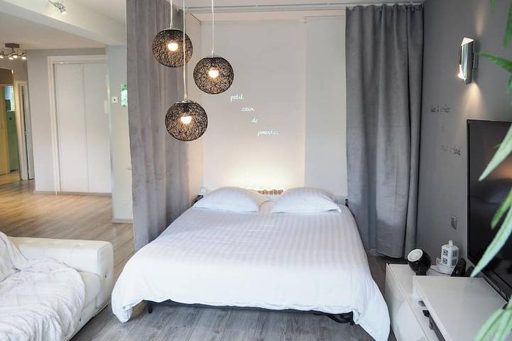 Apartamento entero, ★ Le Célestay ★ 90 m² con balcón y estacionamiento - Al pie del tranvía - Centro Lyon ❤️ in Villeurbanne, Lyon region