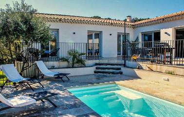 Location de vacances pour 6 personnes, avec piscine ainsi que jardin et terrasse à Mormoiron