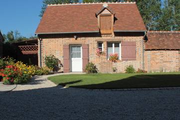 Gîte pour 4 personnes, avec jardin ainsi que vue sur le lac et terrasse à Neung-sur-Beuvron