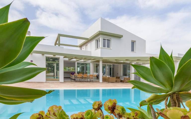 Casa de vacaciones para 8 personas, con Terraza además de Jardín y Piscina en Sa Caleta (Menorca)