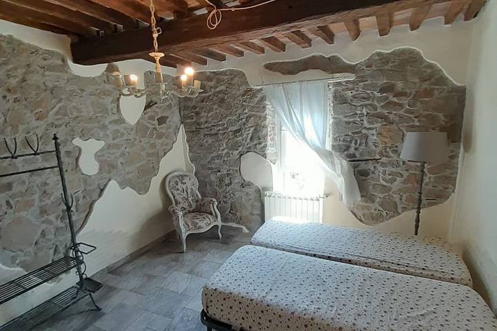 Stein Rustico mit Garten im alten toskanischen Dorf Infrarotsauna Escluiva in Villa Basilica, Lucca Provinz
