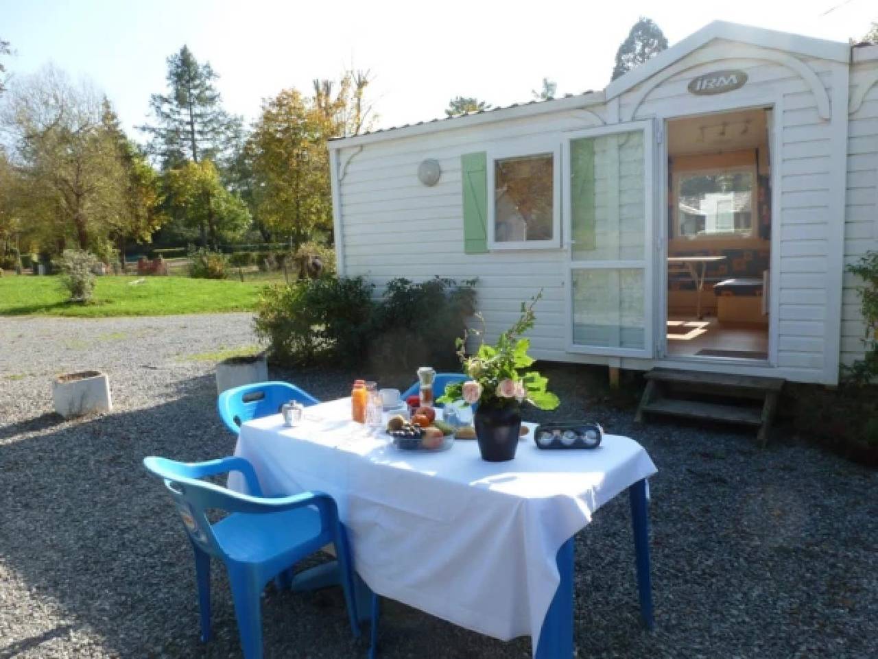 Appartement entier, Zecamping 3 étoiles piscine chauffée toboggans locatif Tv 38m2 4 pers in Saint-Honoré-les-Bains, Parc naturel régional du Morvan