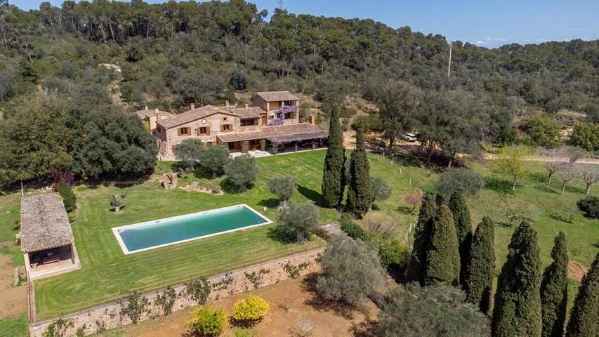 Location de vacances pour 16 personnes, avec jardin ainsi que piscine et vue à Vall-llobrega - 4