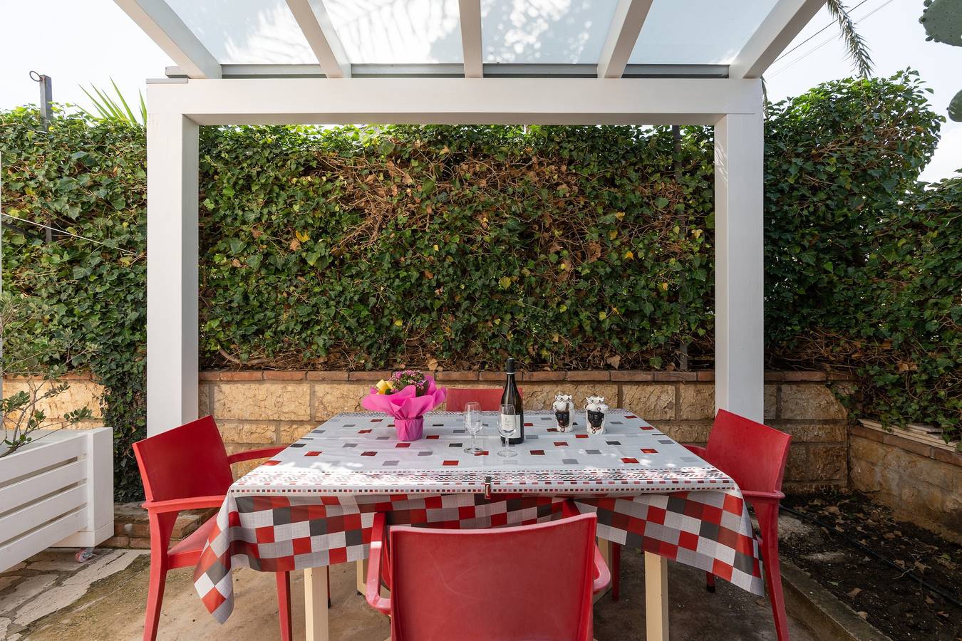 Entire apartment, Apartment 'Casa Rossa' with Sea View, Veranda & Wi-Fi in Castellammare del Golfo, Trapani Province