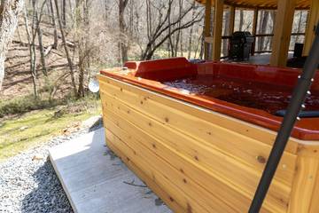 Log Cabin for 2 Guests in Fontana Lake, Swain County, Picture 2