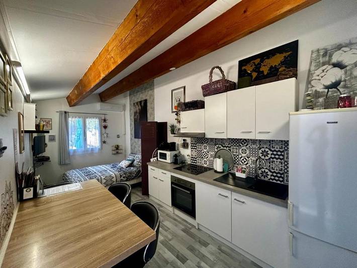 Maison de vacances pour 3 personnes, avec terrasse ainsi que jardin et piscine