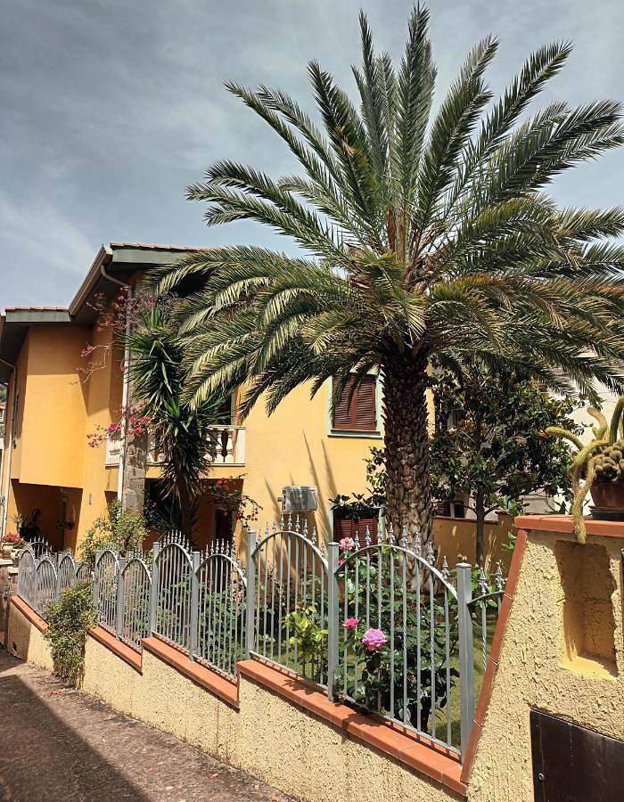 B&b per 2 persone, con panorama e balcone nonché giardino in Baunei