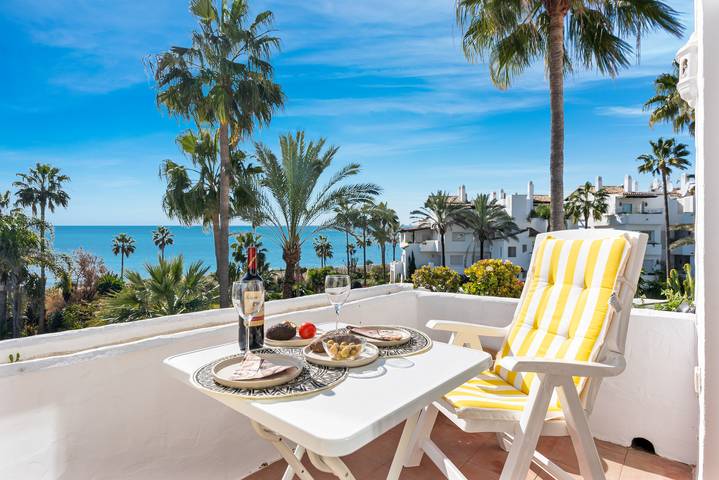 Location de vacances pour 4 personnes, avec Vue sur l’océan ainsi que Terrasse et Piscine à Estepona