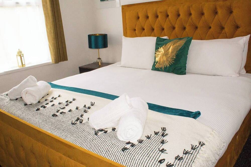 Entire apartment, Stay in this lovely home, perfect for large families & groups for a comfortable and convenient visit by Shm Stays Group. The space is bright, welcoming, and ideal for both short and longer stays. Close to local shops, transport links, and amenities. in Birmingham, Birmingham Area