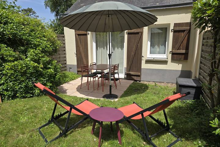 Location de vacances pour 4 personnes, avec jardin ainsi que terrasse et piscine, adapté aux familles à Ploemel - 2