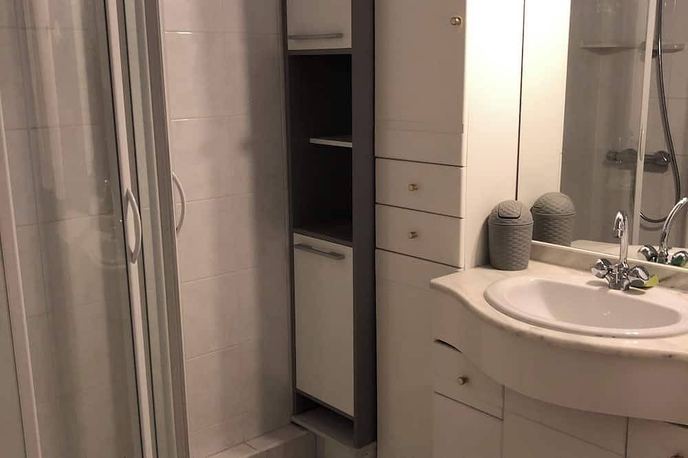 Entire apartment, T2 43m2 very bright, close to shops, private parking, janitor in Bagnoles-de-l'Orne, Parc naturel régional Normandie-Maine