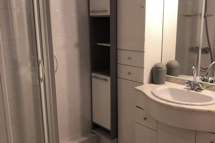 Entire apartment, T2 43m2 very bright, close to shops, private parking, janitor in Bagnoles-de-l'Orne, Parc naturel régional Normandie-Maine