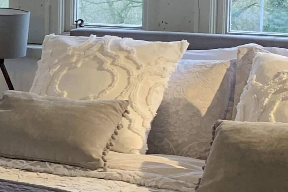 Dreamwood Cottage  Luxury Family Hottub Retreat<br> in Wakefield, West Yorkshire