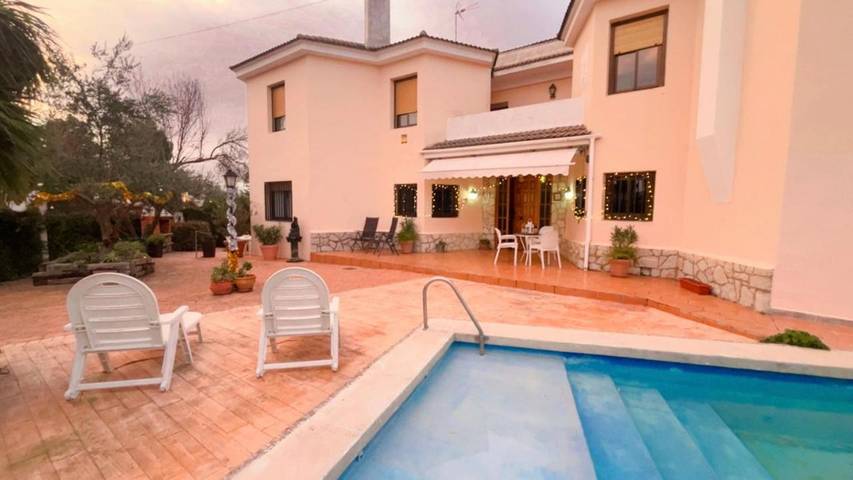 Casa de vacaciones para 8 personas, con balcón y piscina además de vistas y jardín - 1