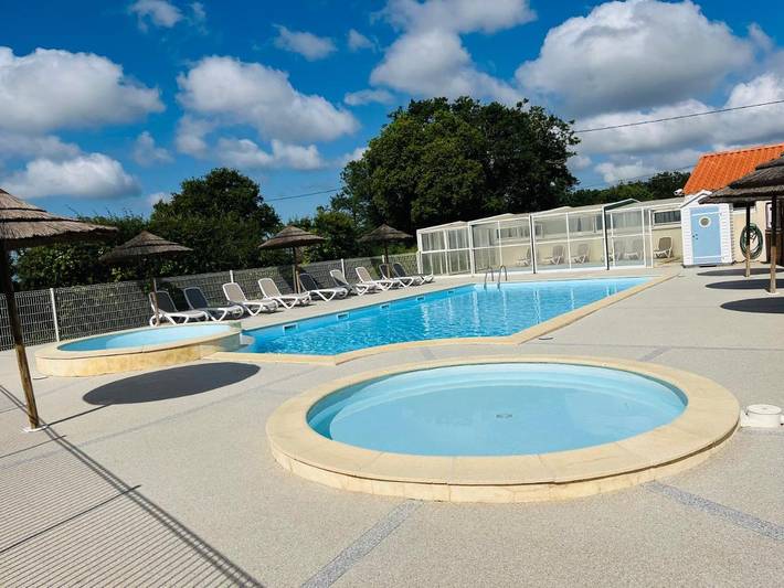 Camping pour 4 personnes, avec terrasse ainsi que piscine et vue