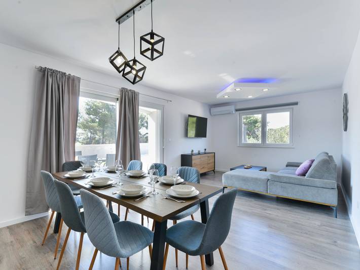 Location de vacances pour 8 personnes, avec terrasse et jardin à Tribunj - 3