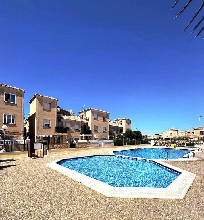 Alojamiento y desayuno para 2 personas, con Balcón y Terraza además de Jardín y Piscina en Torrevieja