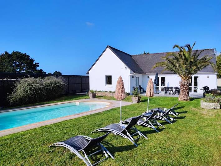 Location de vacances pour 12 personnes, avec Terrasse ainsi que Jardin et Piscine dans Plage Kersidan