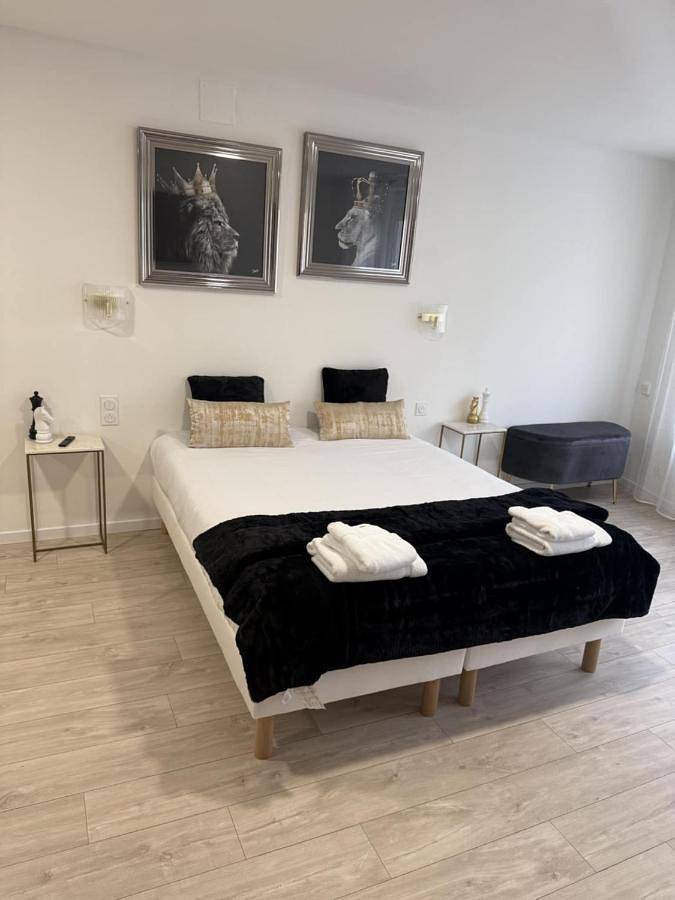 Double Room with Private Bathroom in Montmédy, Verdun
