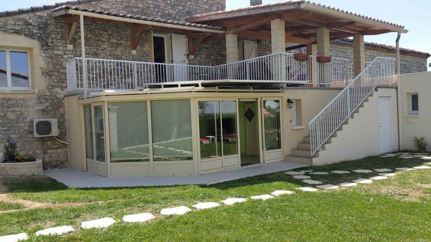 Gîte pour 4 personnes, avec jardin ainsi que terrasse et piscine