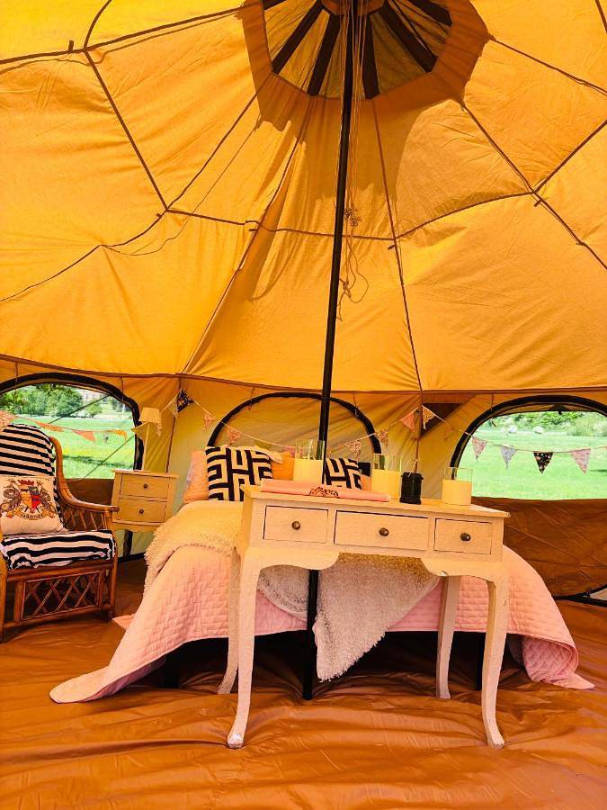 Glamping for 4 people, with view and garden as well as terrace and lake view in Hertfordshire