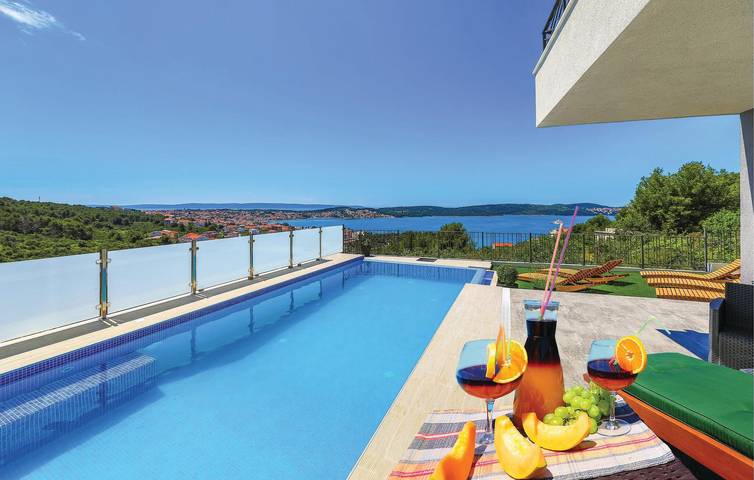 Charming 2BD Apartment with Pool, Terrace & Beach Access 2.5km Away in Trogir, Ciovo