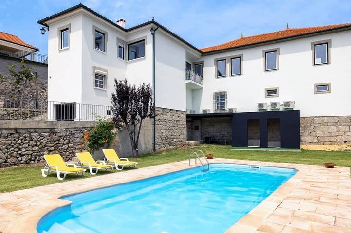 Gîte pour 13 personnes, avec balcon et jardin ainsi que sauna et piscine, animaux acceptés