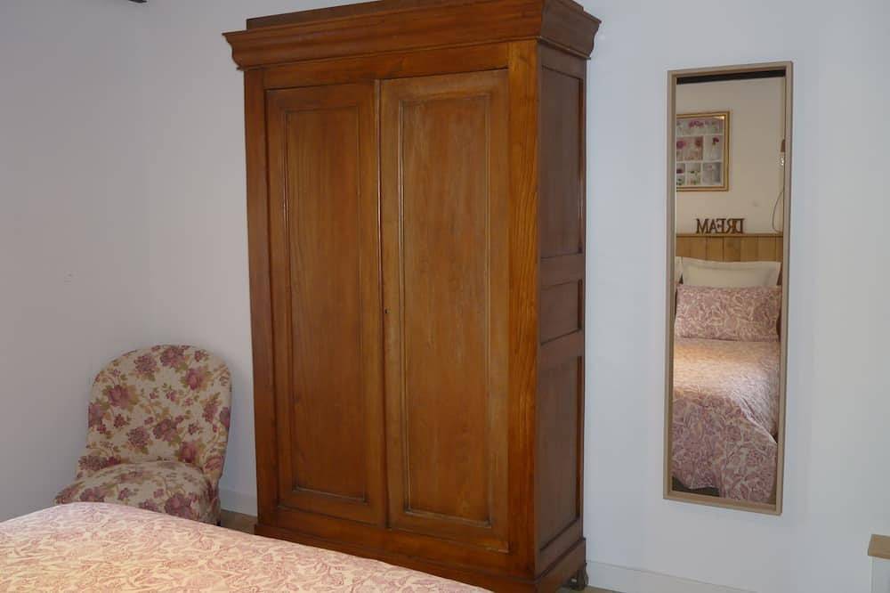 Entire apartment, Workshop n°2 for 6 with shared pool and sauna for lazy days in Semur-en-Auxois, Montbard region