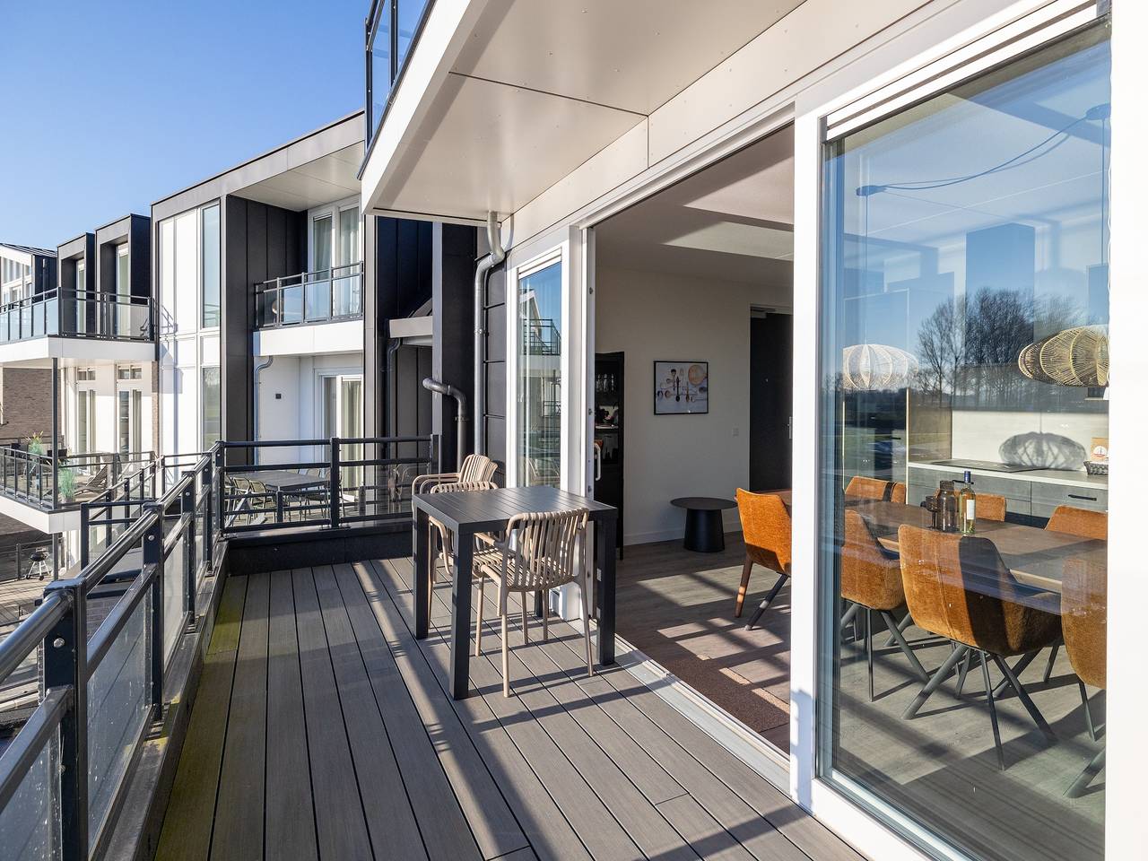 Huis aan het meer Sint-Annaland bij haven in Sint-Annaland, Nederlandse Noordzeekust