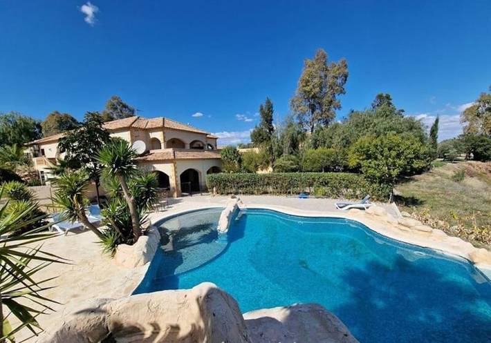 Villa für 15 Personen, mit Balkon und Terrasse sowie Garten und Pool